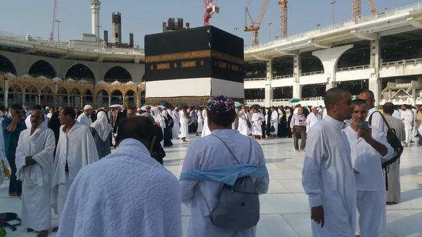 Muzułmańskich pielgrzymów z całego świata zebrane do wykonywania Umrah lub Hajj o meczet Haram w Mekka, Saudi Arabia — Zdjęcie stockowe