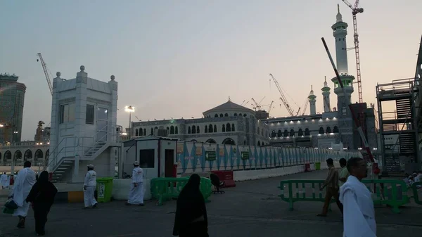 Peregrinos musulmanes de todo el mundo se reunieron para realizar Umrah o Hajj en la Mezquita Haram en La Meca, Arabia Saudita — Foto de Stock