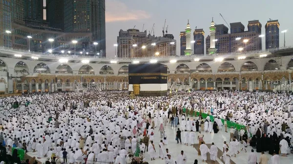 Muslimska pilgrimer från hela världen samlades för att utföra Umrah eller Hajj i Haram-moskén i Mecka, Saudiarabien — Stockfoto