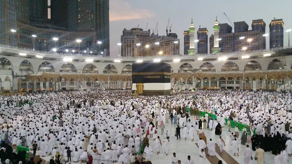 Peregrinos muçulmanos de todo o mundo se reuniram para realizar Umrah ou Hajj na Mesquita Haram em Meca, Arábia Saudita — Fotografia de Stock