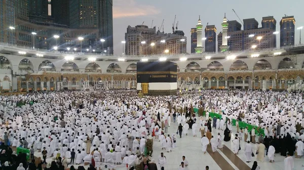 Muslimských poutníků z celého světa se sešly Umrah anebo Hajj na Haram mešita v Mekce, Saúdská Arábie — Stock fotografie