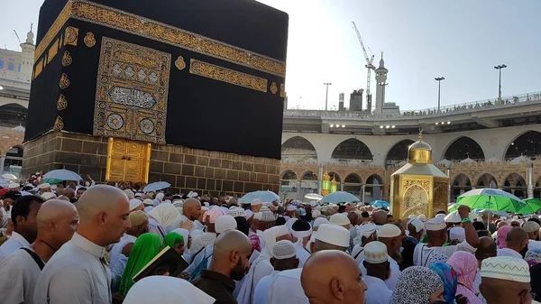 Peregrinos musulmanes de todo el mundo se reunieron para realizar Umrah o Hajj en la Mezquita Haram en La Meca, Arabia Saudita —  Fotos de Stock