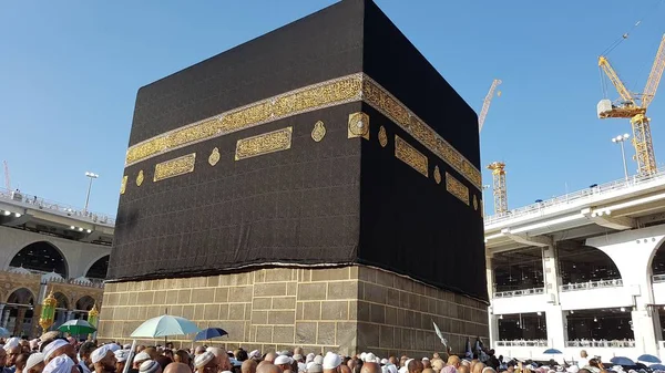 Moslim pelgrims van over de hele wereld verzameld voor Umrah en Hajj in de moskee Haram in Mekka, Saudi-Arabië — Stockfoto