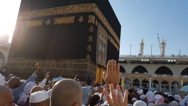 Muslimska pilgrimer från hela världen samlades för att utföra Umrah eller Hajj i Haram-moskén i Mecka, Saudiarabien — Stockfoto