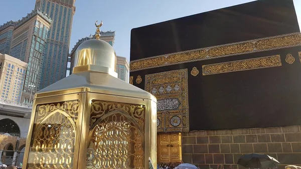 Peregrinos muçulmanos de todo o mundo se reuniram para realizar Umrah ou Hajj na Mesquita Haram em Meca, Arábia Saudita — Fotografia de Stock