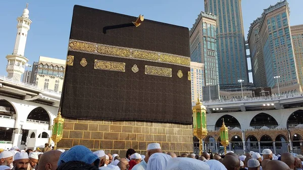 Moslim pelgrims van over de hele wereld verzameld voor Umrah en Hajj in de moskee Haram in Mekka, Saudi-Arabië — Stockfoto