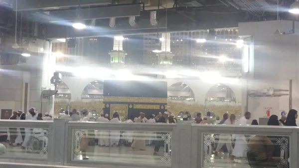 Muslim pilgrims from all over the world gathered to perform Umrah or Hajj at the Haram Mosque in Mecca, Saudi Arabia — Stock Photo, Image