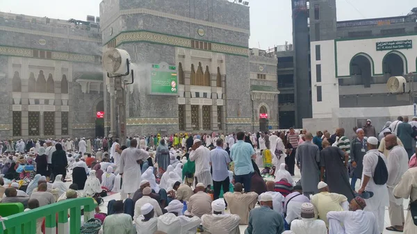 Muzulmán zarándokok a világ minden tájáról összegyűltek, hogy végre Umrah vagy a Haram mecsetben Hajj, Mecca, Szaúd-Arábia — Stock Fotó