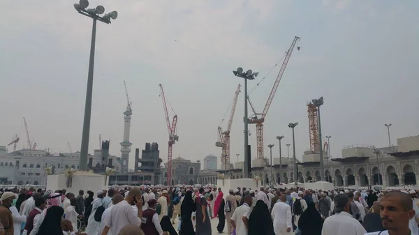 Peregrinos musulmanes de todo el mundo se reunieron para realizar Umrah o Hajj en la Mezquita Haram en La Meca, Arabia Saudita — Foto de Stock