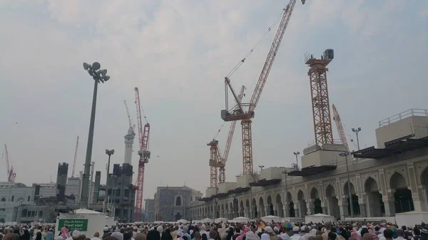 Pellegrini musulmani provenienti da tutto il mondo si sono riuniti per eseguire Umrah o Hajj presso la moschea Haram a La Mecca, Arabia Saudita — Foto Stock