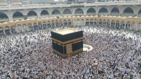 Peziarah Muslim dari seluruh dunia berkumpul untuk melakukan umrah atau haji di Masjid Haram di Mekkah, Arab Saudi — Stok Foto