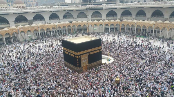 Peziarah Muslim dari seluruh dunia berkumpul untuk melakukan umrah atau haji di Masjid Haram di Mekkah, Arab Saudi — Stok Foto