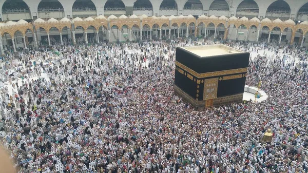 来自世界各地的穆斯林朝圣者聚集在一起执行副朝或在圣地清真寺朝觐麦加，沙特阿拉伯 — 图库照片
