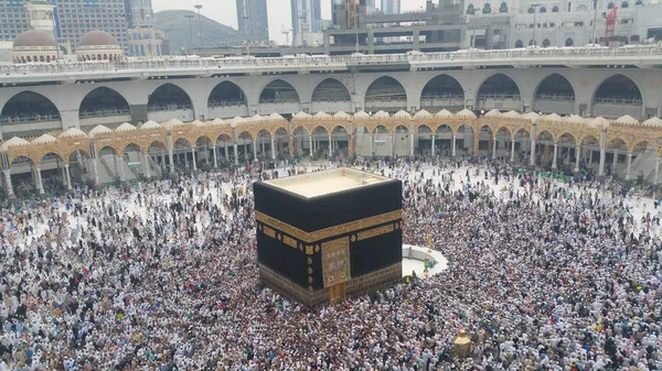 Peregrinos muçulmanos de todo o mundo se reuniram para realizar Umrah ou Hajj na Mesquita Haram em Meca, Arábia Saudita — Fotografia de Stock