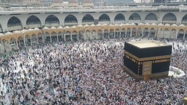 Peziarah Muslim dari seluruh dunia berkumpul untuk melakukan umrah atau haji di Masjid Haram di Mekkah, Arab Saudi — Stok Foto