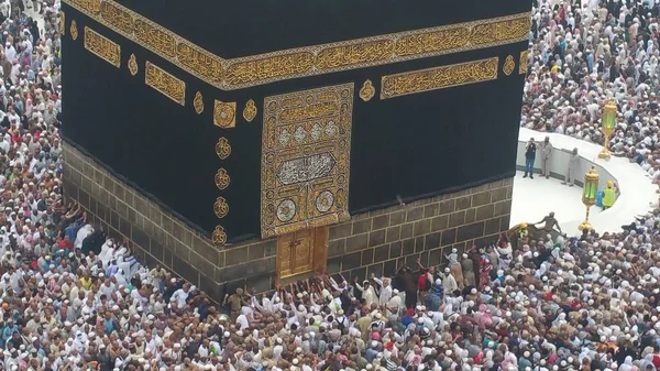 Muslim pilgrims from all over the world gathered to perform Umrah or Hajj at the Haram Mosque in Mecca, Saudi Arabia — Stock Photo, Image