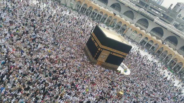 世界中からイスラム教徒の巡礼者は、メッカ, サウジアラビアの Umrah またはハラム ・ モスクでメッカ巡礼を実行する収集 — ストック写真