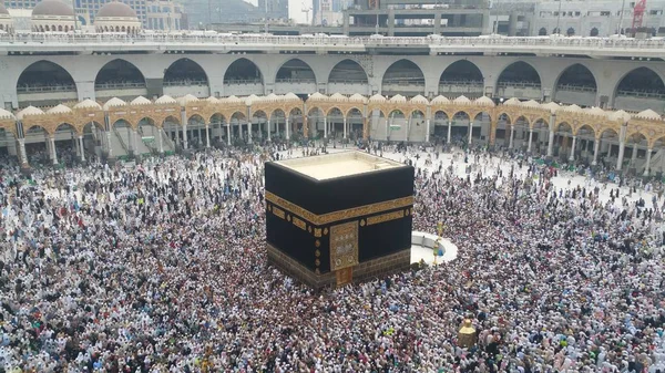 世界中からイスラム教徒の巡礼者は、メッカ, サウジアラビアの Umrah またはハラム ・ モスクでメッカ巡礼を実行する収集 — ストック写真