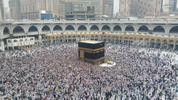 来自世界各地的穆斯林朝圣者聚集在一起执行副朝或在圣地清真寺朝觐麦加，沙特阿拉伯 — 图库照片