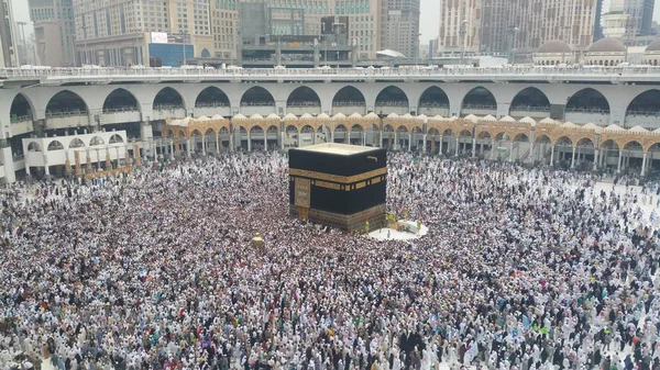Peregrinos musulmanes de todo el mundo se reunieron para realizar Umrah o Hajj en la Mezquita Haram en La Meca, Arabia Saudita —  Fotos de Stock