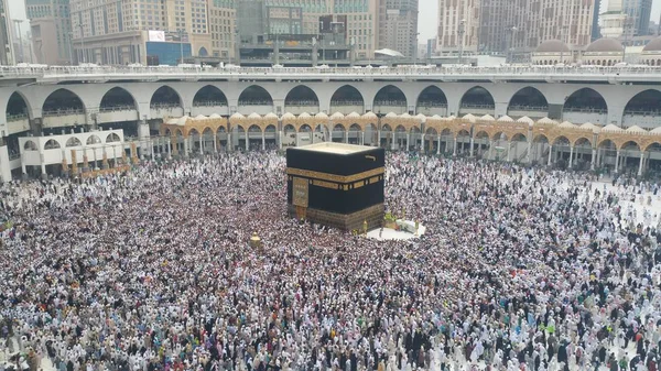 Peregrinos musulmanes de todo el mundo se reunieron para realizar Umrah o Hajj en la Mezquita Haram en La Meca, Arabia Saudita —  Fotos de Stock