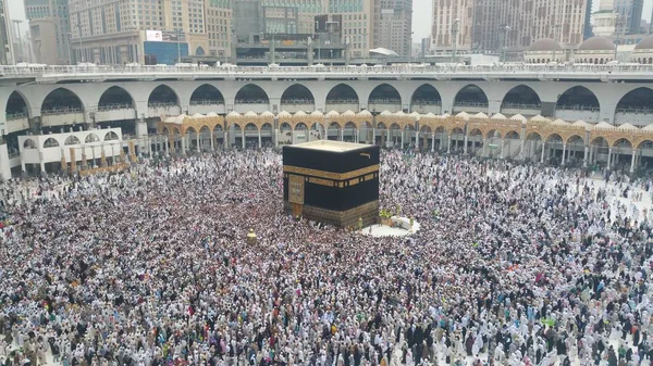 Peregrinos muçulmanos de todo o mundo se reuniram para realizar Umrah ou Hajj na Mesquita Haram em Meca, Arábia Saudita — Fotografia de Stock