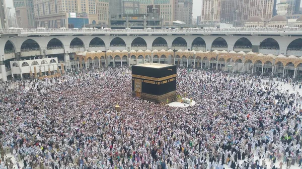 Peregrinos muçulmanos de todo o mundo se reuniram para realizar Umrah ou Hajj na Mesquita Haram em Meca, Arábia Saudita — Fotografia de Stock