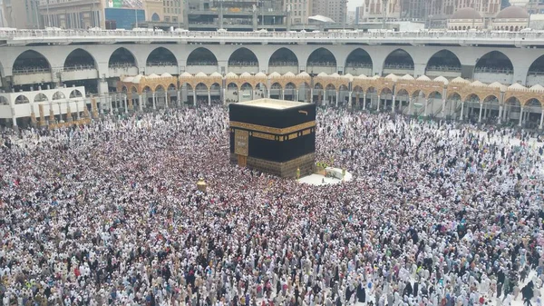 世界中からイスラム教徒の巡礼者は、メッカ, サウジアラビアの Umrah またはハラム ・ モスクでメッカ巡礼を実行する収集 — ストック写真