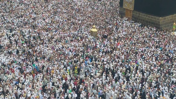 Muzulmán zarándokok a világ minden tájáról összegyűltek, hogy végre Umrah vagy a Haram mecsetben Hajj, Mecca, Szaúd-Arábia — Stock Fotó