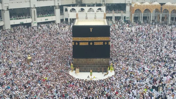 Muzułmańskich pielgrzymów z całego świata zebrane do wykonywania Umrah lub Hajj o meczet Haram w Mekka, Saudi Arabia — Zdjęcie stockowe