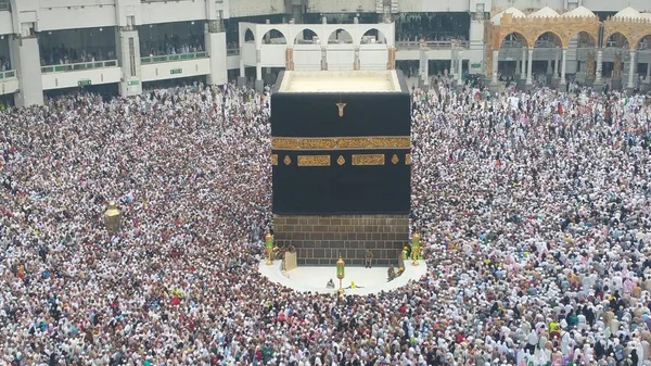 Muslimische Pilger aus der ganzen Welt versammelten sich zur Umra oder Hadsch in der Haram-Moschee in Mekka, Saudi-Arabien — Stockfoto