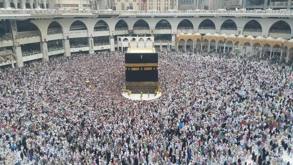 Мусульманские паломники со всего мира собрались для совершения Умры или Хаджа в мечети Харам в Мекке, Саудовская Аравия — стоковое фото