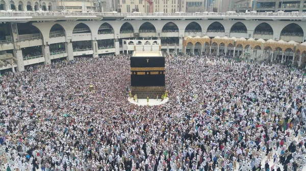 世界中からイスラム教徒の巡礼者は、メッカ, サウジアラビアの Umrah またはハラム ・ モスクでメッカ巡礼を実行する収集 — ストック写真