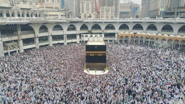 世界中からイスラム教徒の巡礼者は、メッカ, サウジアラビアの Umrah またはハラム ・ モスクでメッカ巡礼を実行する収集 — ストック写真