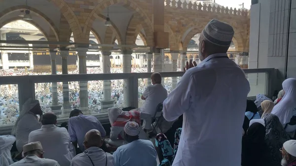 Peregrinos muçulmanos de todo o mundo se reuniram para realizar Umrah ou Hajj na Mesquita Haram em Meca, Arábia Saudita — Fotografia de Stock