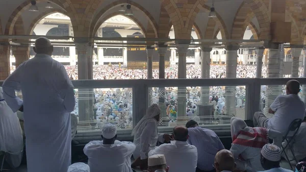 Muzułmańskich pielgrzymów z całego świata zebrane do wykonywania Umrah lub Hajj o meczet Haram w Mekka, Saudi Arabia — Zdjęcie stockowe