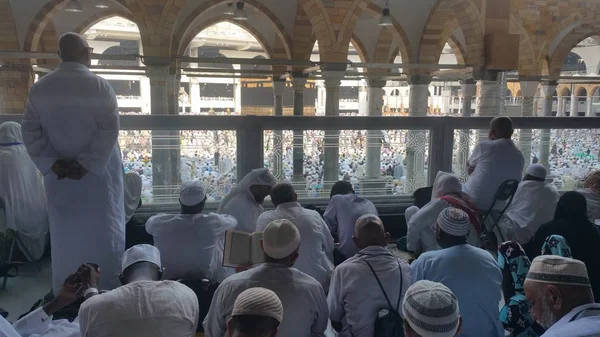 Peziarah Muslim dari seluruh dunia berkumpul untuk melakukan umrah atau haji di Masjid Haram di Mekkah, Arab Saudi — Stok Foto