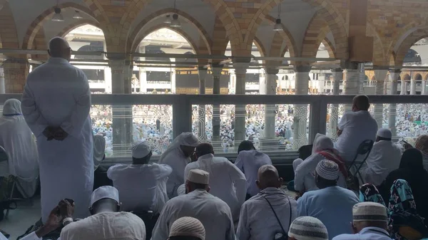 Muzulmán zarándokok a világ minden tájáról összegyűltek, hogy végre Umrah vagy a Haram mecsetben Hajj, Mecca, Szaúd-Arábia — Stock Fotó