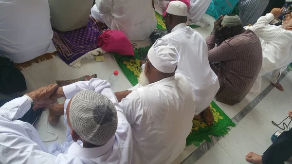 Peziarah Muslim dari seluruh dunia berkumpul untuk melakukan umrah atau haji di Masjid Haram di Mekkah, Arab Saudi — Stok Foto