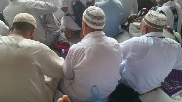 Muslimische Pilger aus der ganzen Welt versammelten sich zur Umra oder Hadsch in der Haram-Moschee in Mekka, Saudi-Arabien — Stockfoto