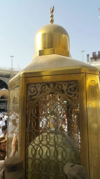 Peregrinos muçulmanos de todo o mundo se reuniram para realizar Umrah ou Hajj na Mesquita Haram em Meca, Arábia Saudita — Fotografia de Stock