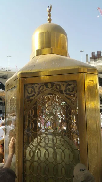 Muslim pilgrims from all over the world gathered to perform Umrah or Hajj at the Haram Mosque in Mecca, Saudi Arabia — Stock Photo, Image