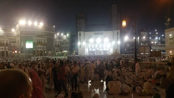 Muslim pilgrims from all over the world gathered to perform Umrah or Hajj at the Haram Mosque in Mecca, Saudi Arabia — Stock Photo, Image