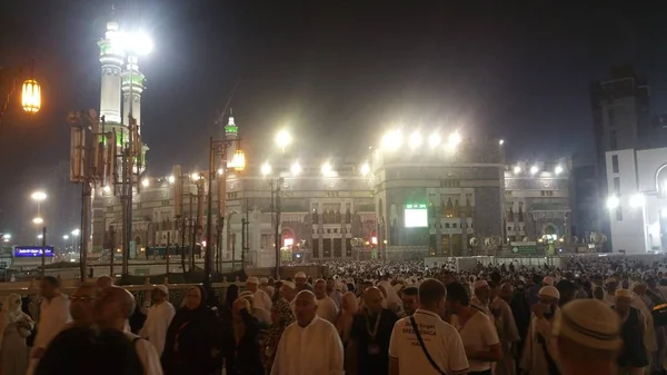 Pellegrini musulmani provenienti da tutto il mondo si sono riuniti per eseguire Umrah o Hajj presso la moschea Haram a La Mecca, Arabia Saudita — Foto Stock