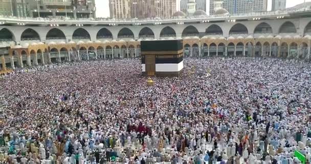 MECCA, SAUDI ARABIA, September 2016 - Muslim pilgrims from all over the world gathered to perform Umrah or Hajj at the Haram Mosque in Mecca. — Stock Video