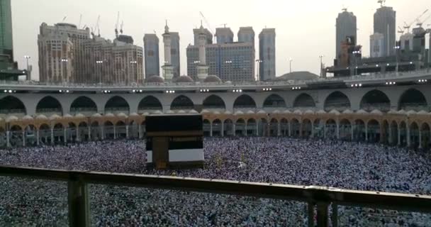 MECCA, ARABIA SAUDITA, septiembre de 2016 - peregrinos musulmanes de todo el mundo se reunieron para realizar Umrah o Hajj en la Mezquita Haram en La Meca . — Vídeo de stock