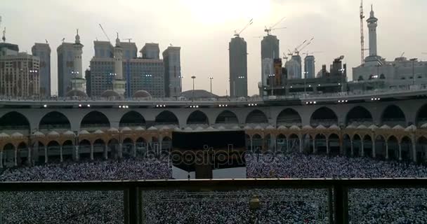 MECCA, ARABIA SAUDITA, septiembre de 2016 - peregrinos musulmanes de todo el mundo se reunieron para realizar Umrah o Hajj en la Mezquita Haram en La Meca . — Vídeo de stock