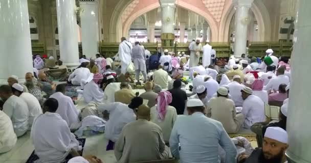 MECCA, SAUDI ARABIA, September 2016 - Muslim pilgrims from all over the world gathered to perform Umrah or Hajj at the Haram Mosque in Mecca. — Stock Video