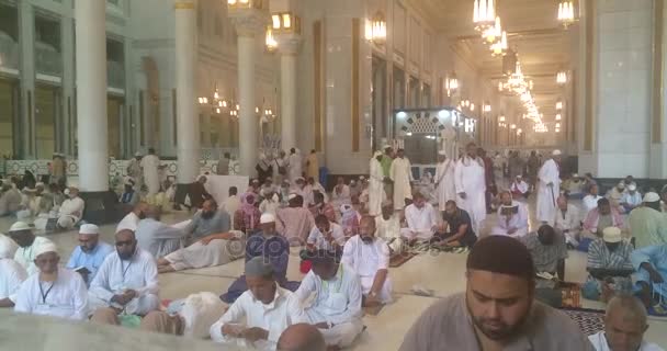 MECCA, ARABIA SAUDITA, septiembre de 2016 - peregrinos musulmanes de todo el mundo se reunieron para realizar Umrah o Hajj en la Mezquita Haram en La Meca . — Vídeos de Stock