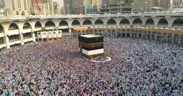 MECCA, SAUDI ARABIA, september 2016 - Muslimske pilegrimer fra hele verden samlet for å utføre Umrah eller Hajj på Haram-moskeen i Mekka . – stockvideo